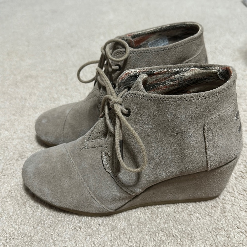 Tom’s Beige Suede Booties